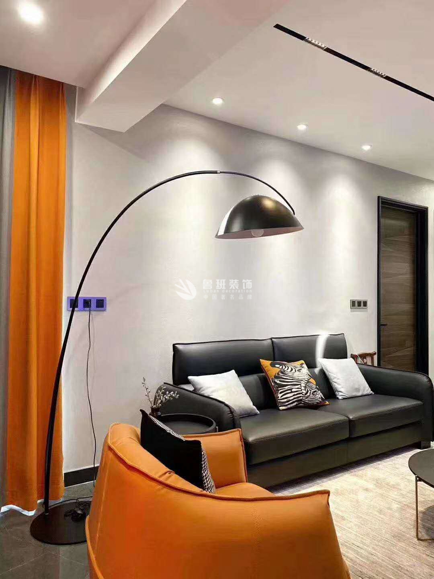 西安(ān)魯班裝(zhuāng)飾東新(xīn)花(huā)園160平米現代輕奢實景沙發區(qū)